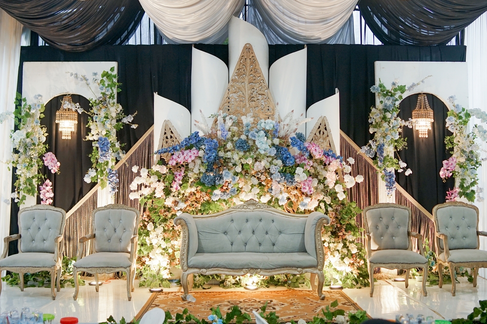 Luxurious,Traditional,Wedding,Stage,Decorated,With,Elegant,Chairs,,Colorful,Flowers,